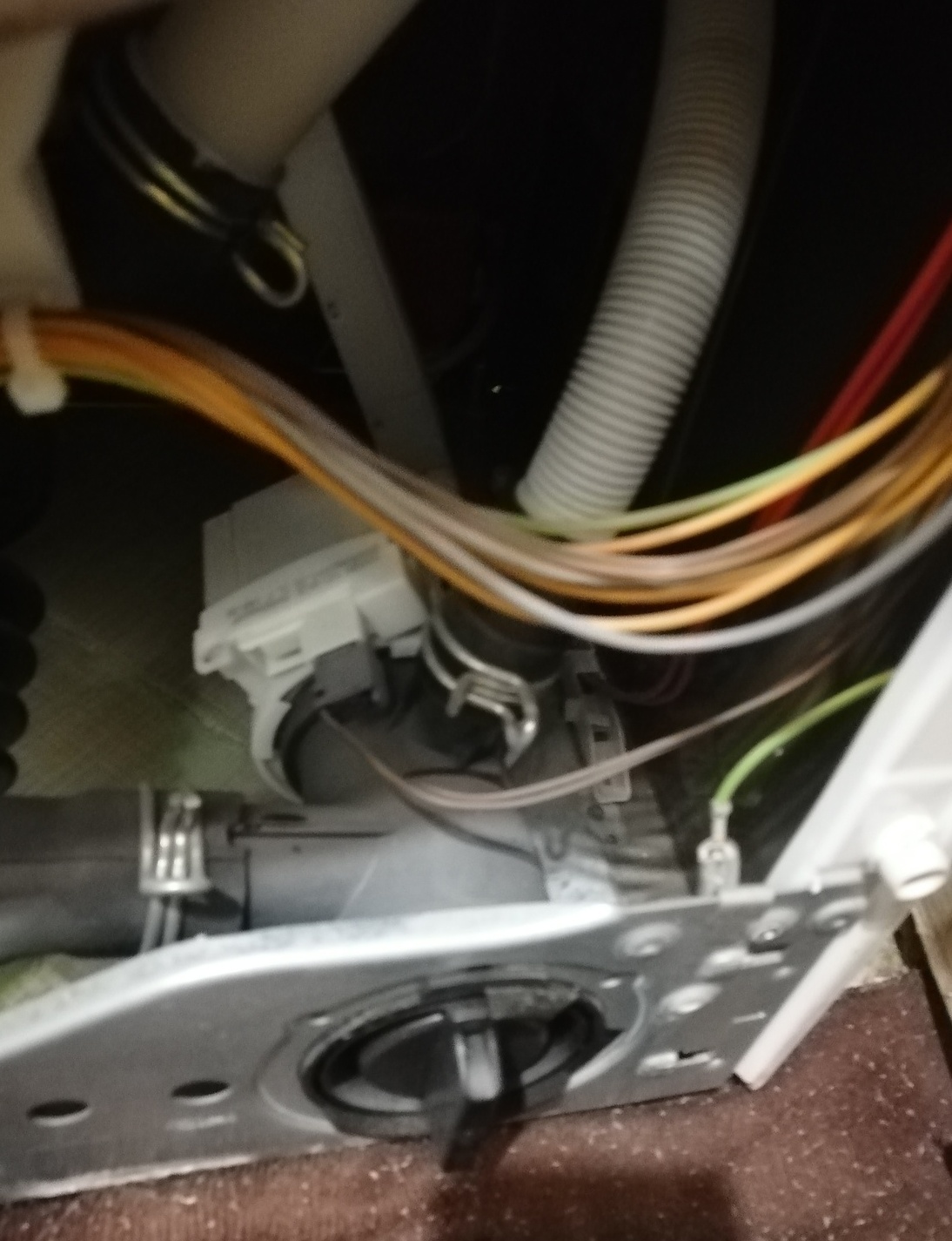 <span style="font-weight: bold;">Не сливает воду</span>